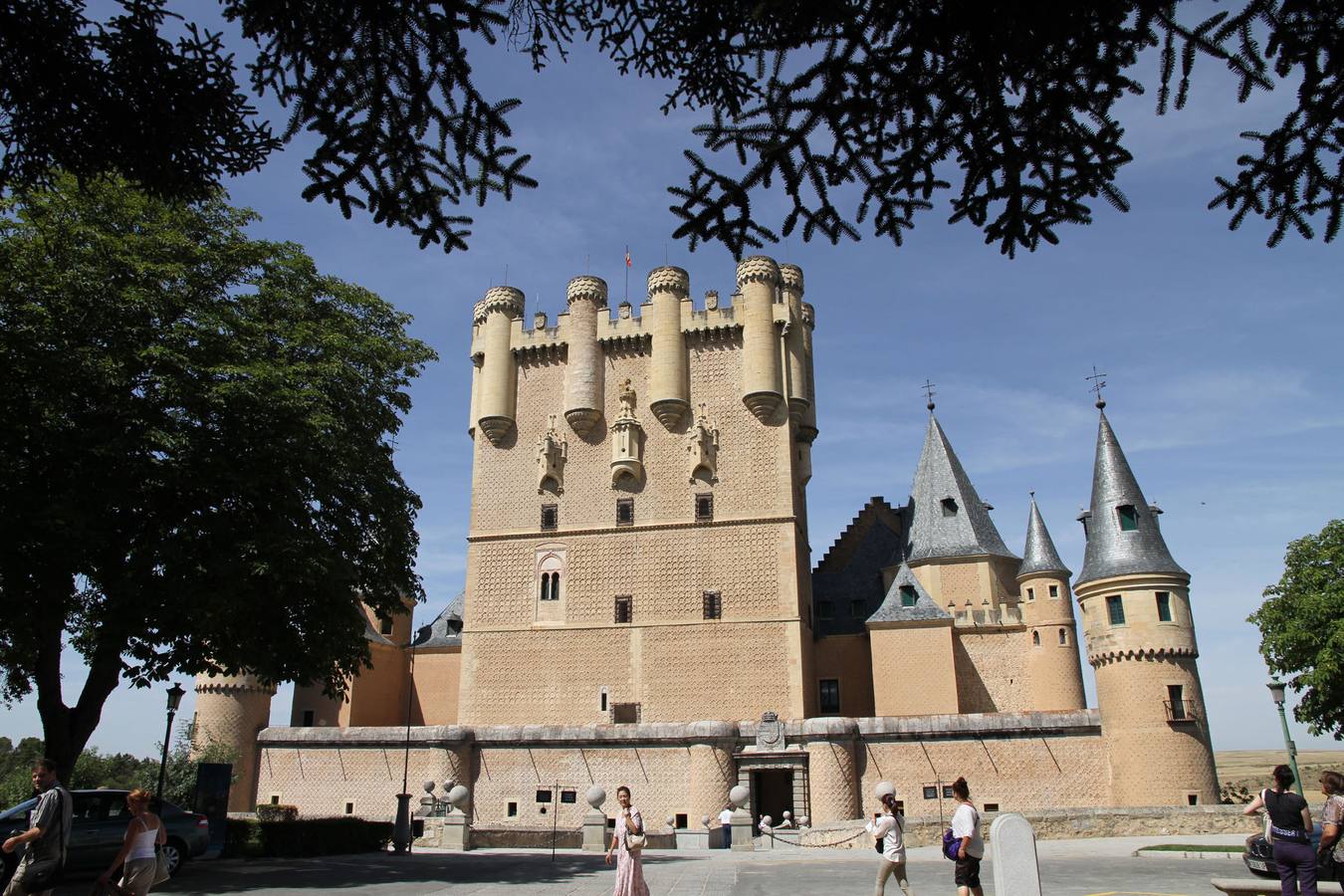 Alcázar de Segovia. Es uno de los monumentos más destacados de la ciudad de Segovia, que se alza sobre un cerro en la confluencia de los ríos Eresma y Clamores. Actualmente, alberga un Museo de Armas y el Archivo General Militar de Segovia, el archivo histórico más antiguo de las Fuerzas Armadas de España.