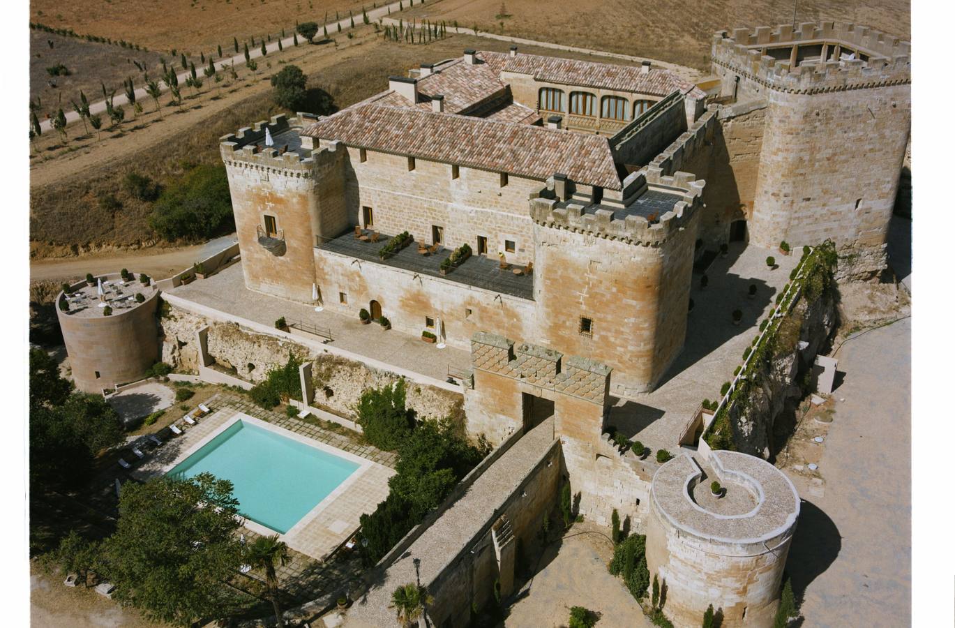 Castillo del Buen Amor. Topas (Salamanca). Es un castillo de estilo renacentista y que al parecer contiene restos del siglo XI, pero la construcción actual data del siglo XV. El castillo fue declarado Monumento Nacional en 1931. Entre 1958 y 1960 fue restaurado por sus actuales propietarios, la familia Fernández de Trocóniz, la cual ha convertido al castillo, desde el 18 de julio de 2003, en un hotel con 41 habitaciones de lujo.