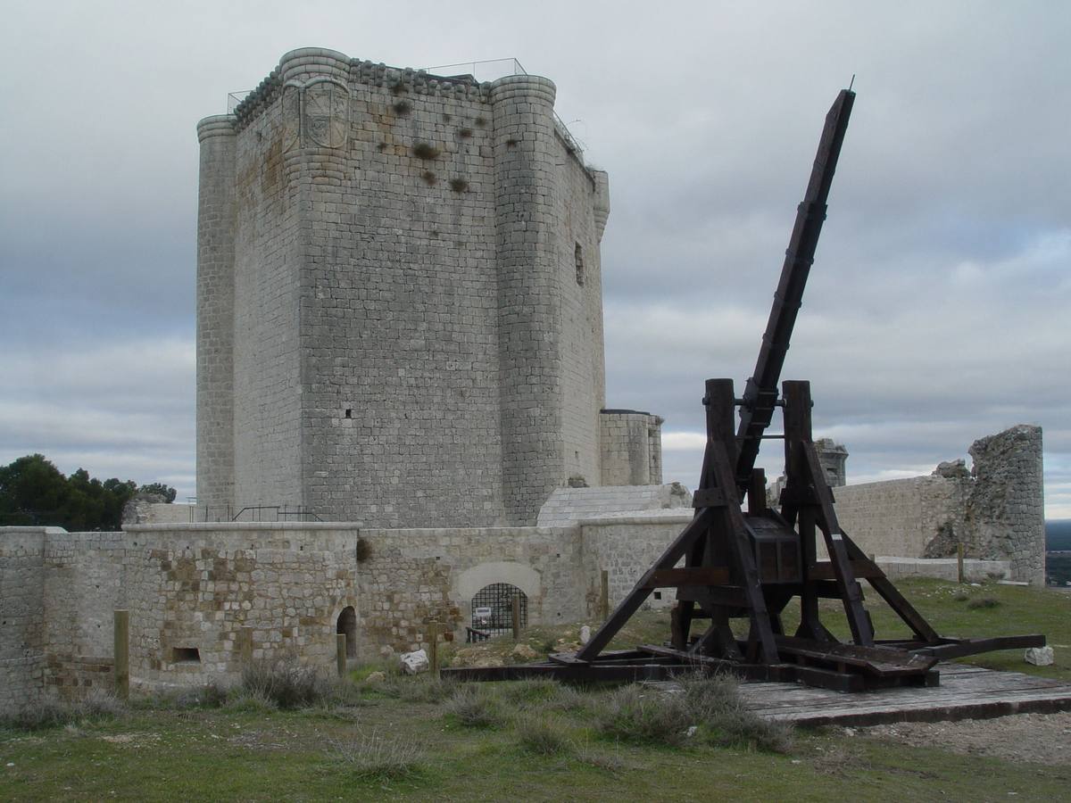 Castillo de Íscar (Valladolid). Se encuentra ubicado en una montaña sobre Íscar, y desde él se puede observar la Tierra de Pinares.