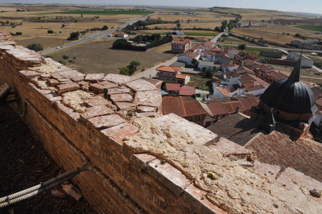 La carcoma se ceba con el artesonado y la torre de la iglesia de Alaejos