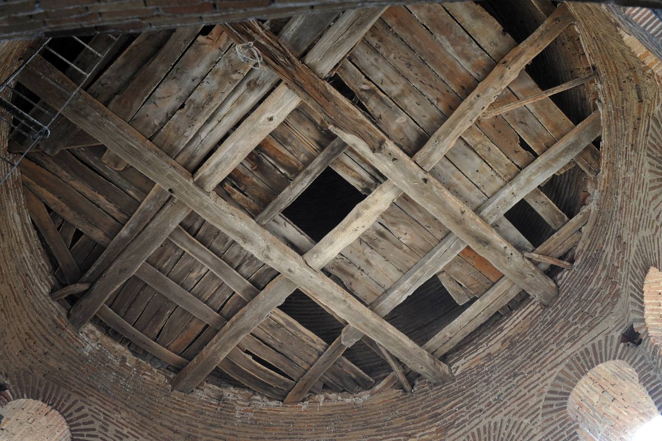 La carcoma se ceba con el artesonado y la torre de la iglesia de Alaejos
