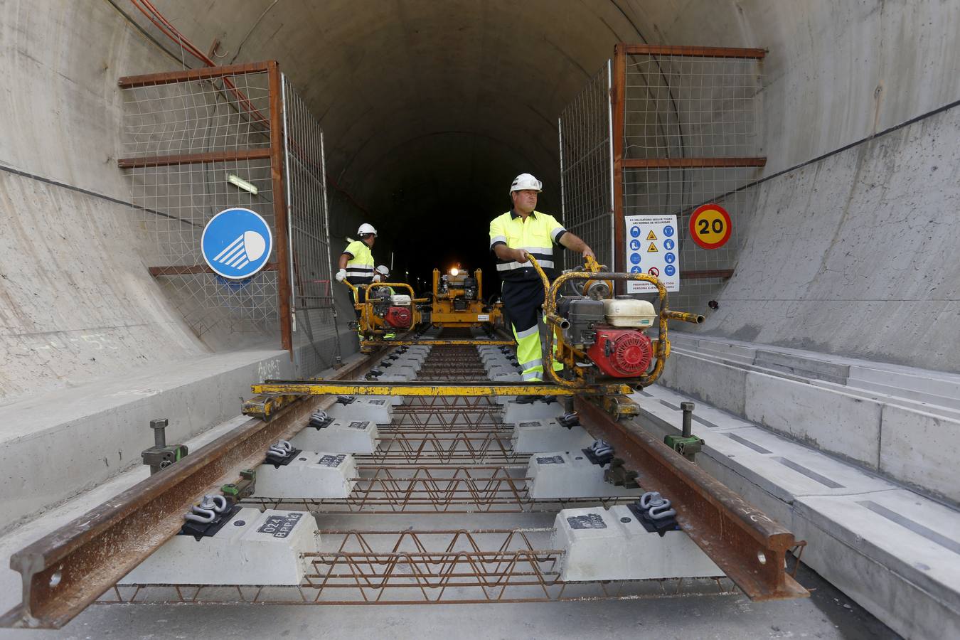 La ministra de Fomento, Ana Pastor, visitó las obras de la variante de Pajares en la línea de alta velocidad a su paso por Pola de Gordón (León).