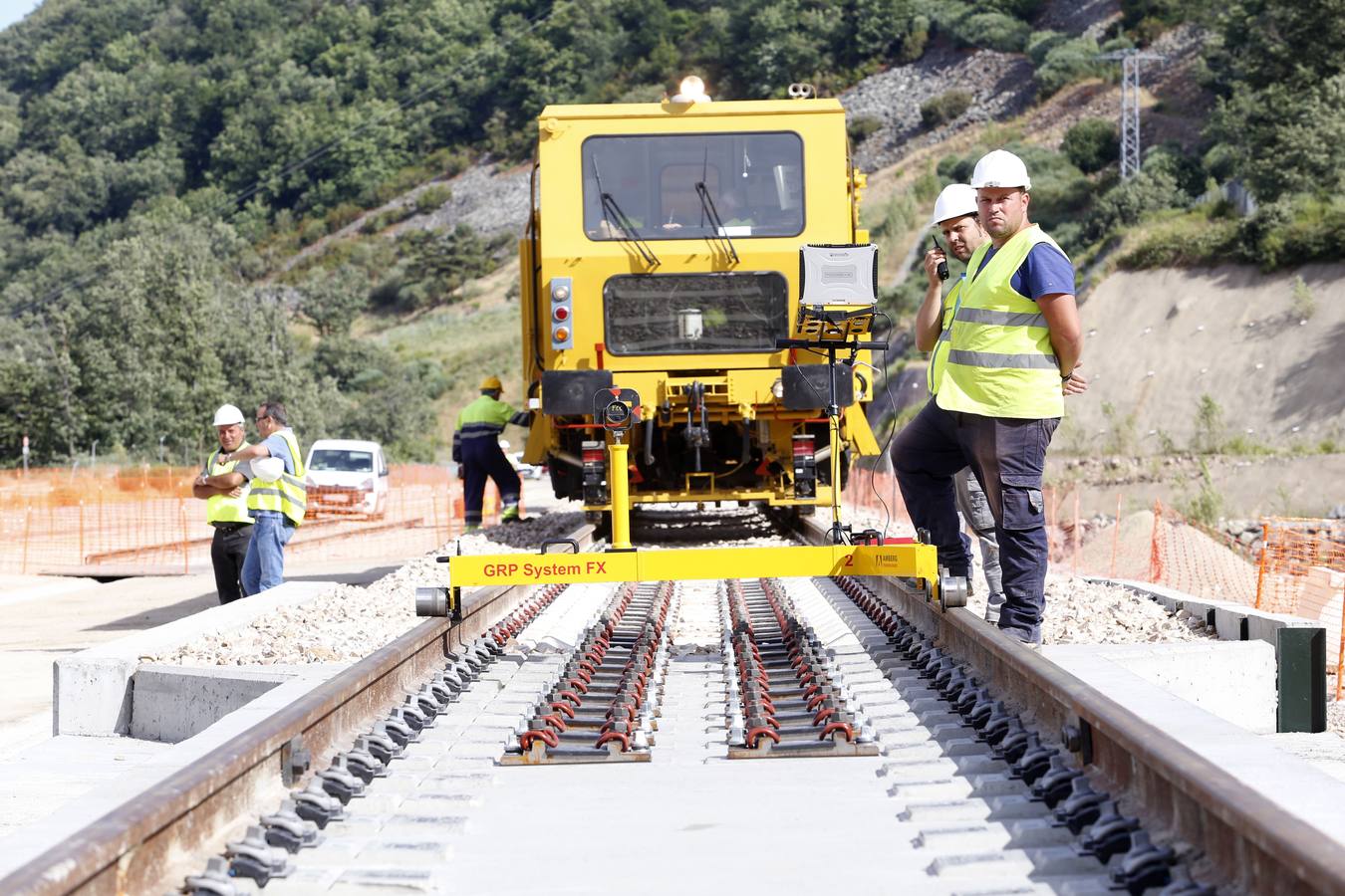 La ministra de Fomento, Ana Pastor, visitó las obras de la variante de Pajares en la línea de alta velocidad a su paso por Pola de Gordón (León).