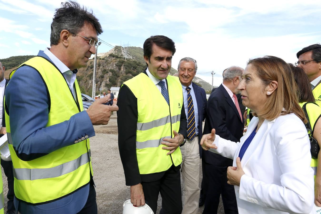 La ministra de Fomento, Ana Pastor, visitó las obras de la variante de Pajares en la línea de alta velocidad a su paso por Pola de Gordón (León).