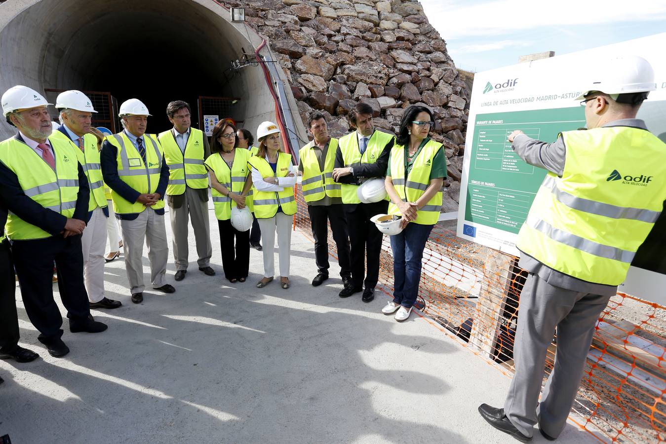 La ministra de Fomento, Ana Pastor, visitó las obras de la variante de Pajares en la línea de alta velocidad a su paso por Pola de Gordón (León).