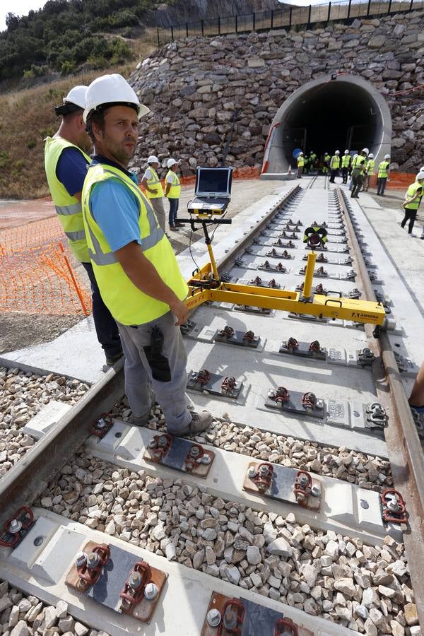 La ministra de Fomento, Ana Pastor, visitó las obras de la variante de Pajares en la línea de alta velocidad a su paso por Pola de Gordón (León).