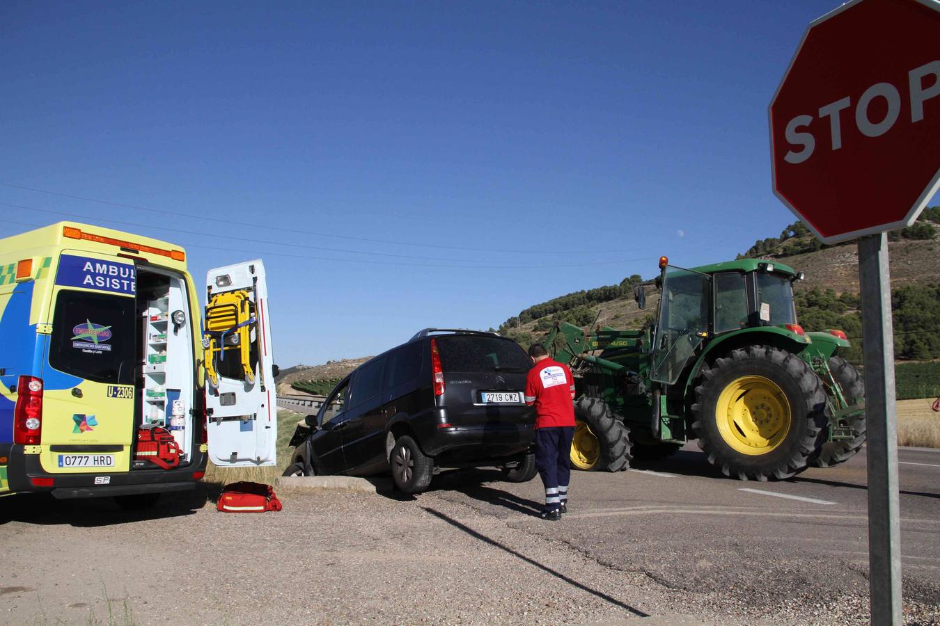Dos personas heridas en un accidente entre un turismo y un tractor en el término de Peñafiel