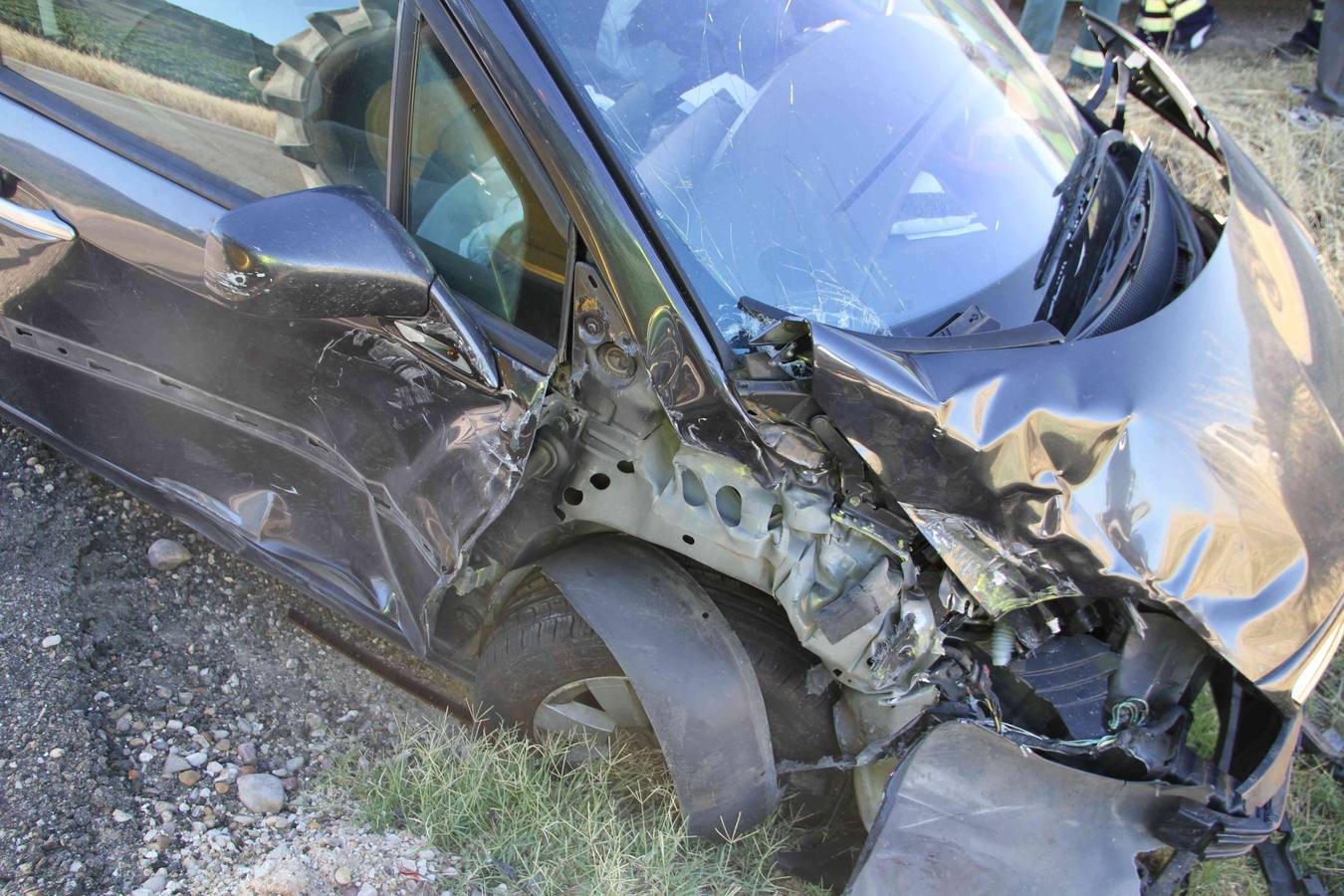 Dos personas heridas en un accidente entre un turismo y un tractor en el término de Peñafiel