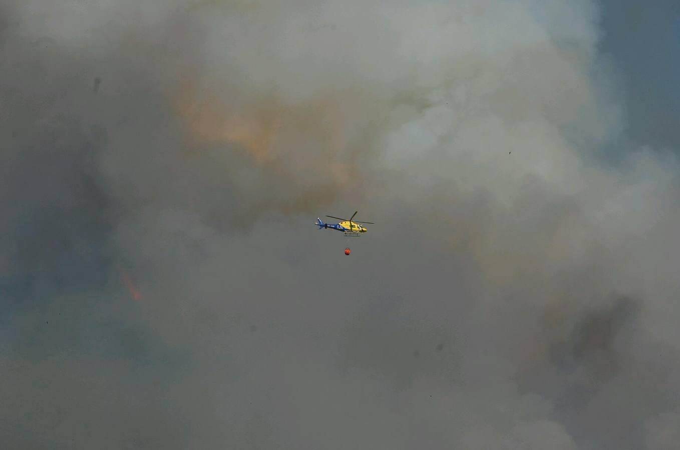 Medios aéreos trabajan en la extinción de un incendio en San Andrés de Montejos