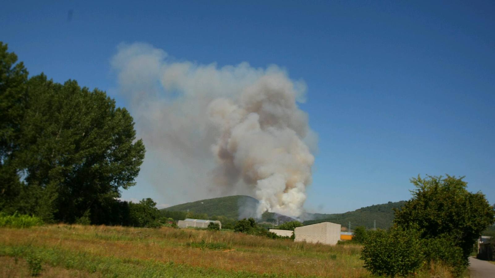 Medios aéreos trabajan en la extinción de un incendio en San Andrés de Montejos