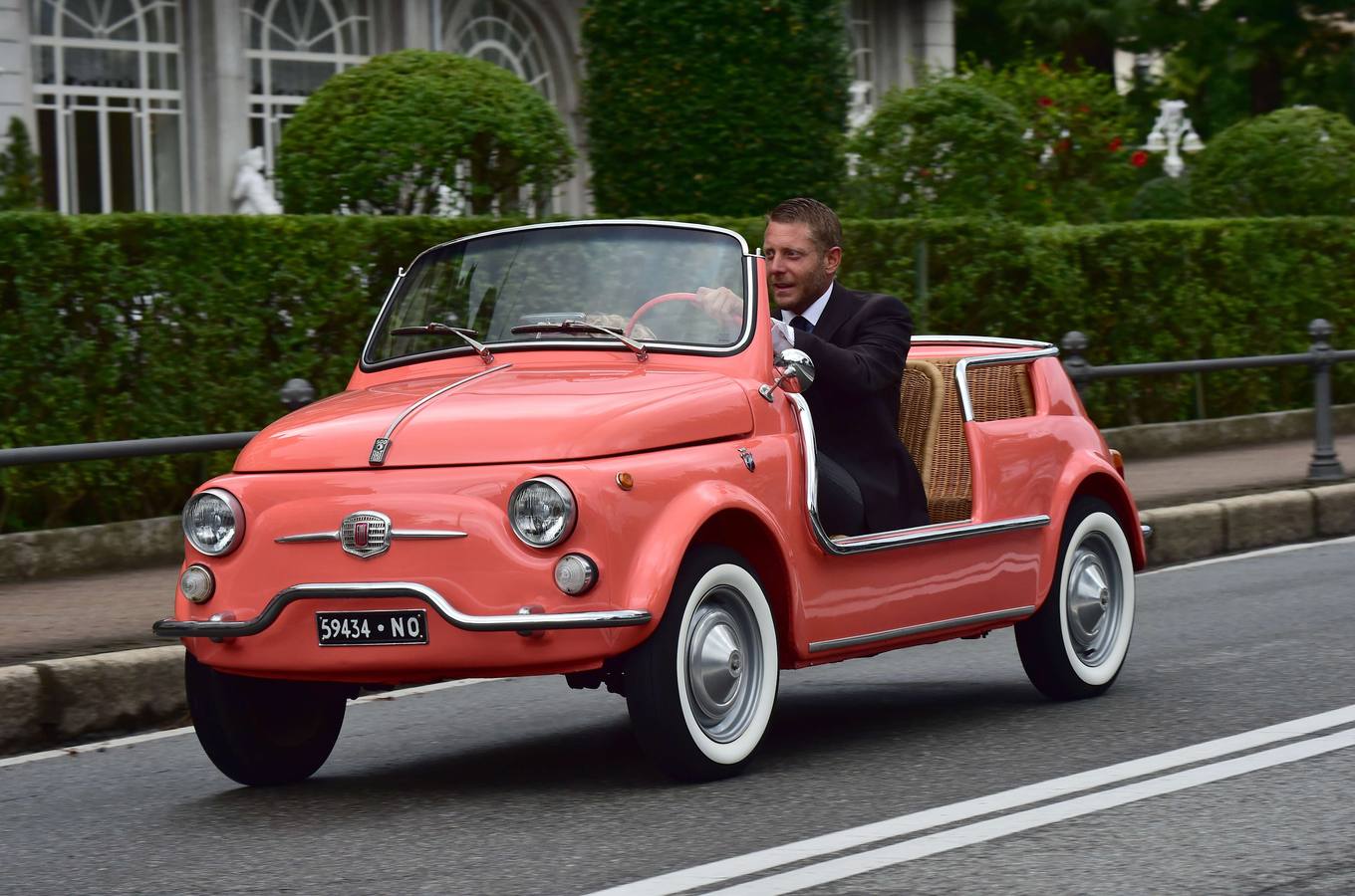 El industrial italiano Lapo Elkann llega en coche a la ceremonia religiosa.