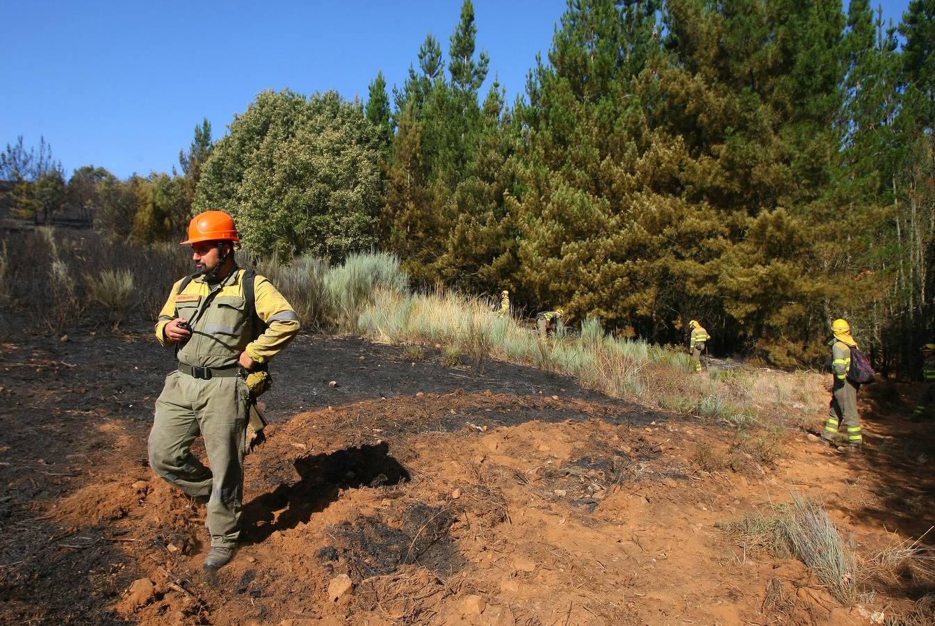 Labores de extinción del incendio de San Andrés de Montejos