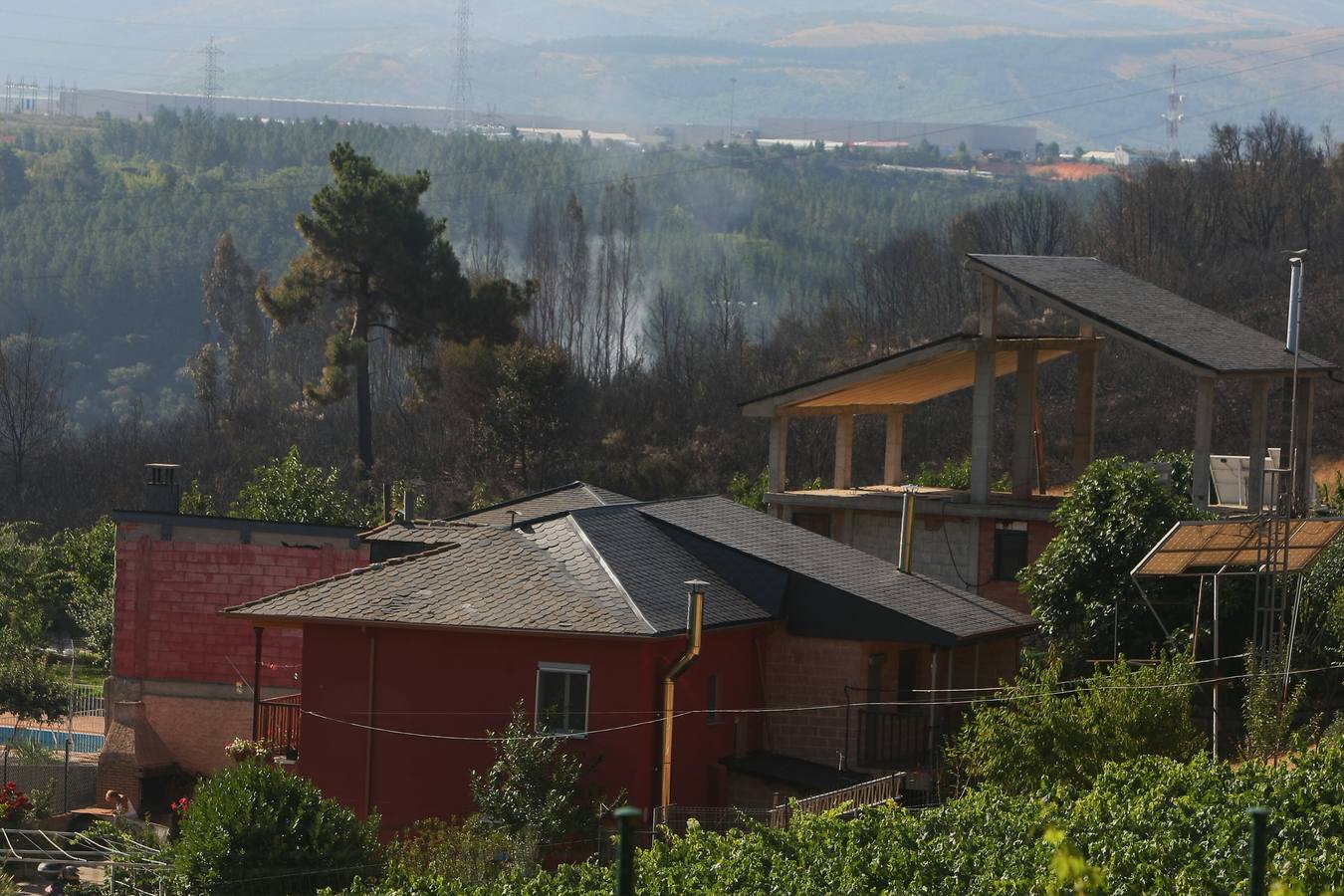 Labores de extinción del incendio de San Andrés de Montejos