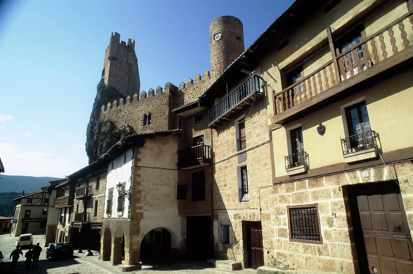 Frías (Burgos). Conjunto Histórico con un casco antiguo estratégico, encaramado en un alargado peñasco, reinando su Fortaleza en un extremo, y la Iglesia San Vicente en el otro. Sus calles se dibujan paralelas al borde de las laderas, rodeando el cerro, y en alguna ocasión las casas se dibujan colgadas ante la pendiente.