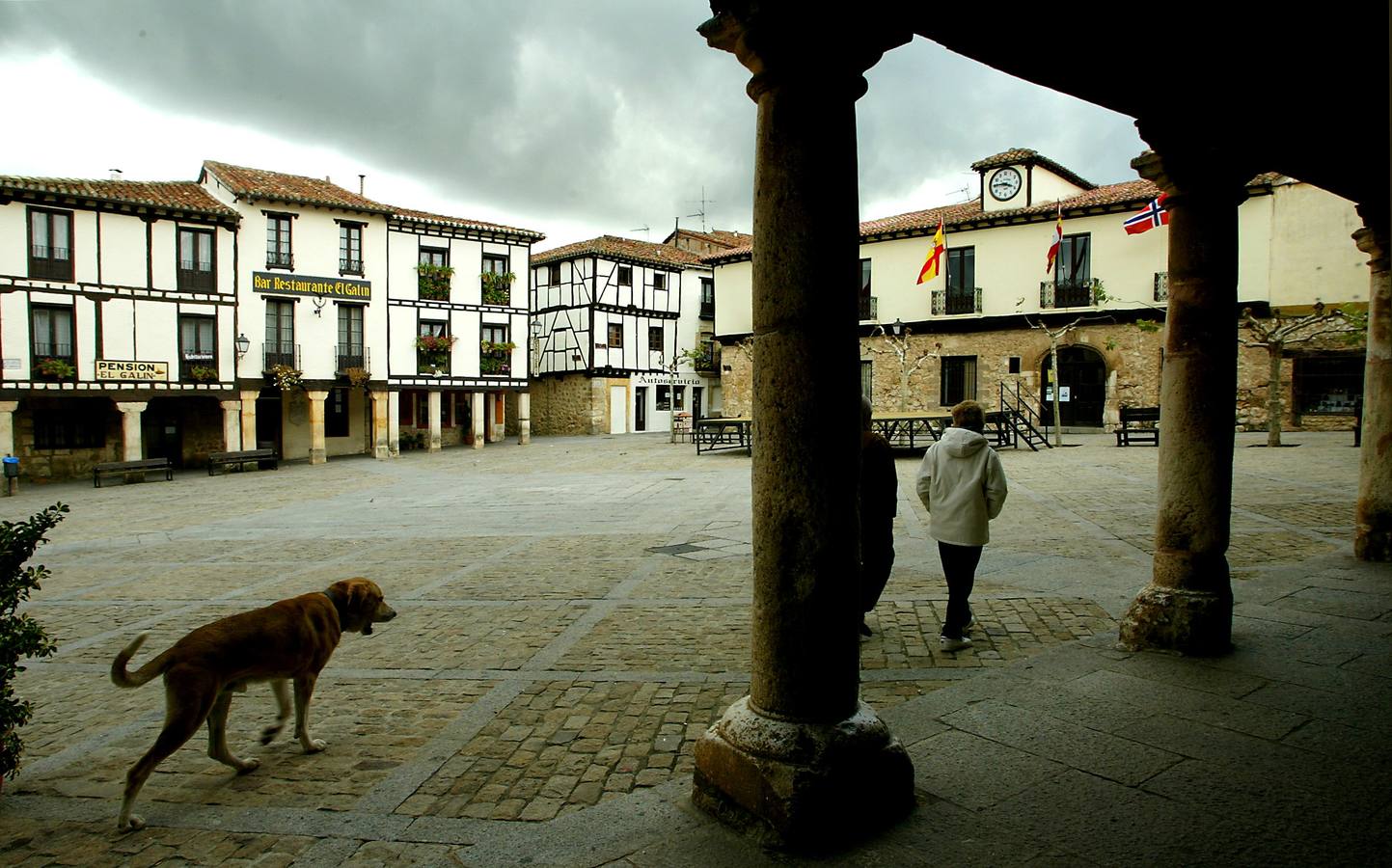 Covarrubias (Burgos). Destacan sus plazas y espacios del casco antiguo, la Plaza de Doña Sancha, Doña Urraca, Rey Chindasvinto y Obispo Peña. En su arquitectura urbanística destaca la madera acompañada de barro o piedras, típicas casas serranas de Castilla, típicos, también, sus balcones bolados y protegidos por cubierta.