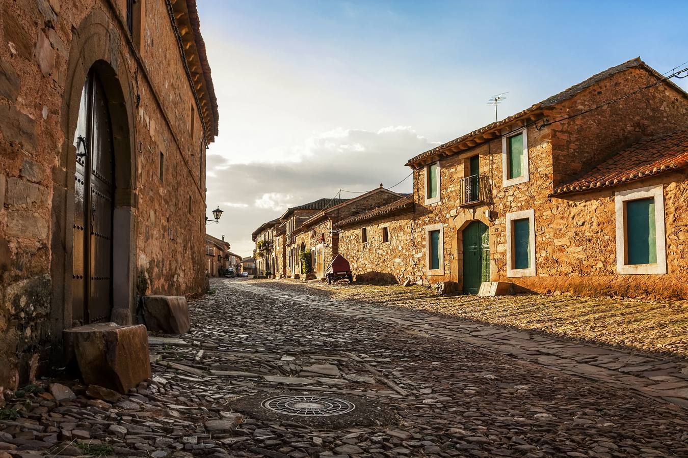 Castrillo de los Polvazares (León). Es uno de los pueblos más hermosos de la comarca leonesa de la Maragatería. Un pueblo de calles empedradas y casas blasonadas que fue declarado conjunto histórico artístico y que conserva íntegra su arquitectura popular. La piedra y arcilla roja de sus fachadas contrasta con los vivos colores de los portones y ventanas: azules, verdes y blancos.