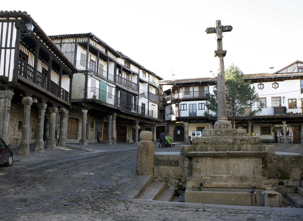 La Alberca (Salamanca). Se ubica al sur de la provincia de Salamanca, es el pueblo serrano por excelencia, dominado por la silueta de la Peña de Francia (sobre la que se encuentra el santuario de la Virgen Negra), y la Sierra de Gata. En él encontramos un trazado mezcla entre judaico y árabe como los más claros exponentes de la arquitectura serrana de toda la provincia, además de un privilegiado paisajes.