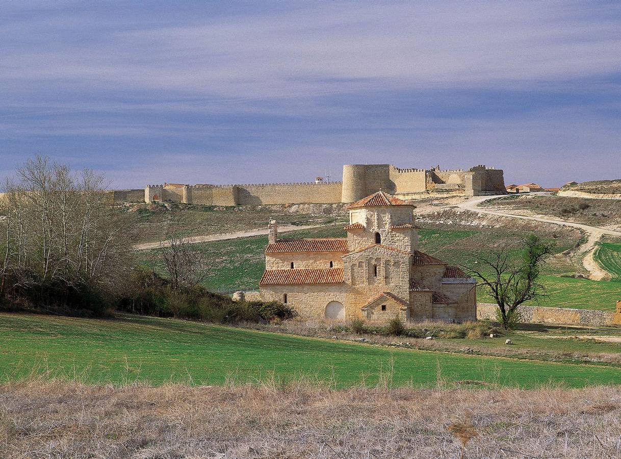 Urueña (Valladolid). Desde la localidad se contemplan hermosas vistas de la meseta castellana. Núcleo clave en la edad media como frontera entre Castilla y León. Dos puertas permitían el acceso: la del Azogue, y la Puerta de la Villa con arco apuntado. Su castillo aparece como la torre mayor de tan hermosa fortificación. En el interior de la Villa sus viviendas son humildes y sus calles preparadas para cumplir su función el paso de personas y carros. Un lugar que aún conserva en perfecto estado el recuerdo y la cultura de su pasado.