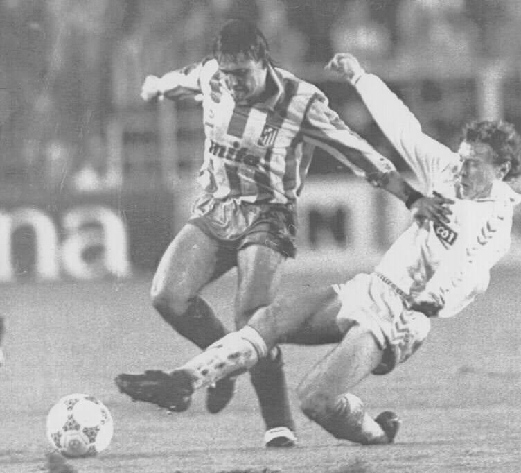 02.12.89 Lance del partido Real Madrid-Atlético de Madrid. Butragueño es entrado en falta por Patxi Ferreira.
