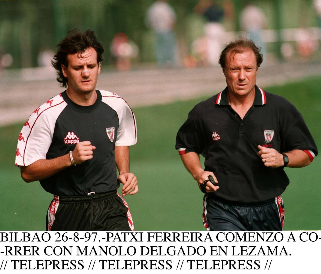 26.08.97 El jugador del Athletic de Bilbao, Patxi Ferreira, corriendo junto al preparador físico del equipo, Manolo Delgado.