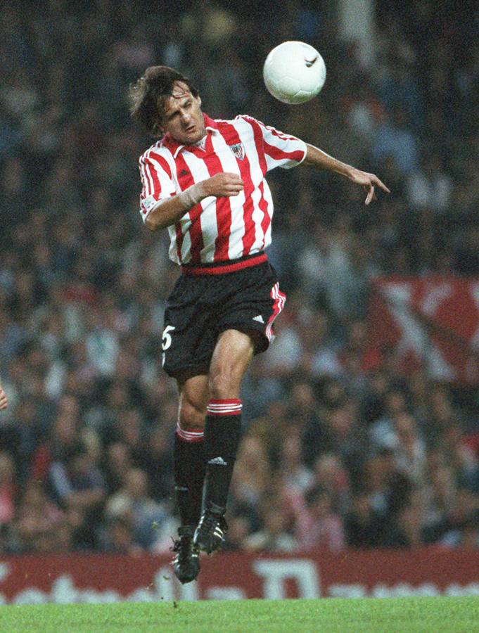 05.01.00 Patxi Ferreira, jugador del Athletic de Bilbao, intentando recibir un balon aéreo.