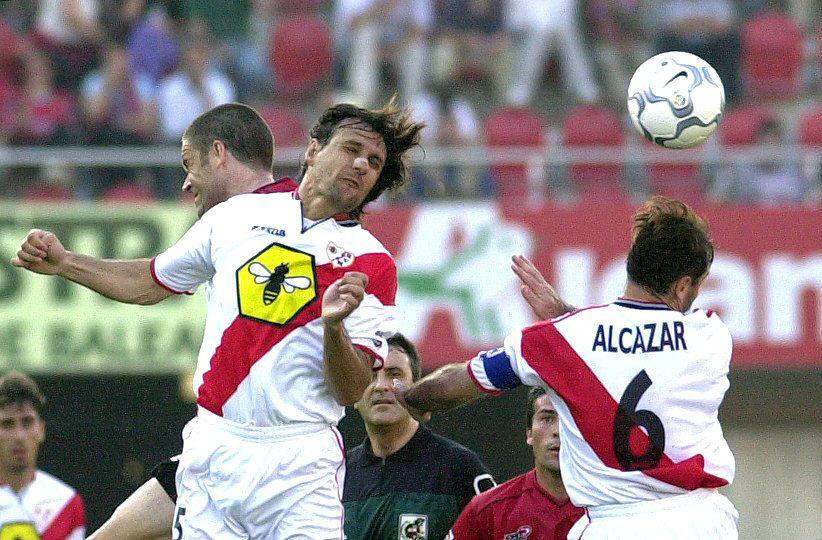 27.05.01 Luis Carreras (i) del Mallorca, y los defensas del Rayo Vallecano, Patxi Ferreira y Angel Luis Alcazarsaltan por el balón durante el partido del Campeonato Nacional de Liga de Primera División disputado en Son Moix.