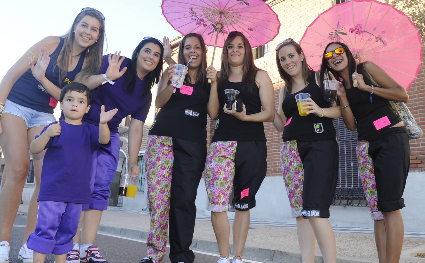 Desfile de peñas en el inicio de las fiestas de La Seca (Valladolid)