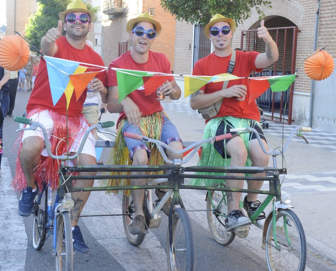 Desfile de peñas en el inicio de las fiestas de La Seca (Valladolid)