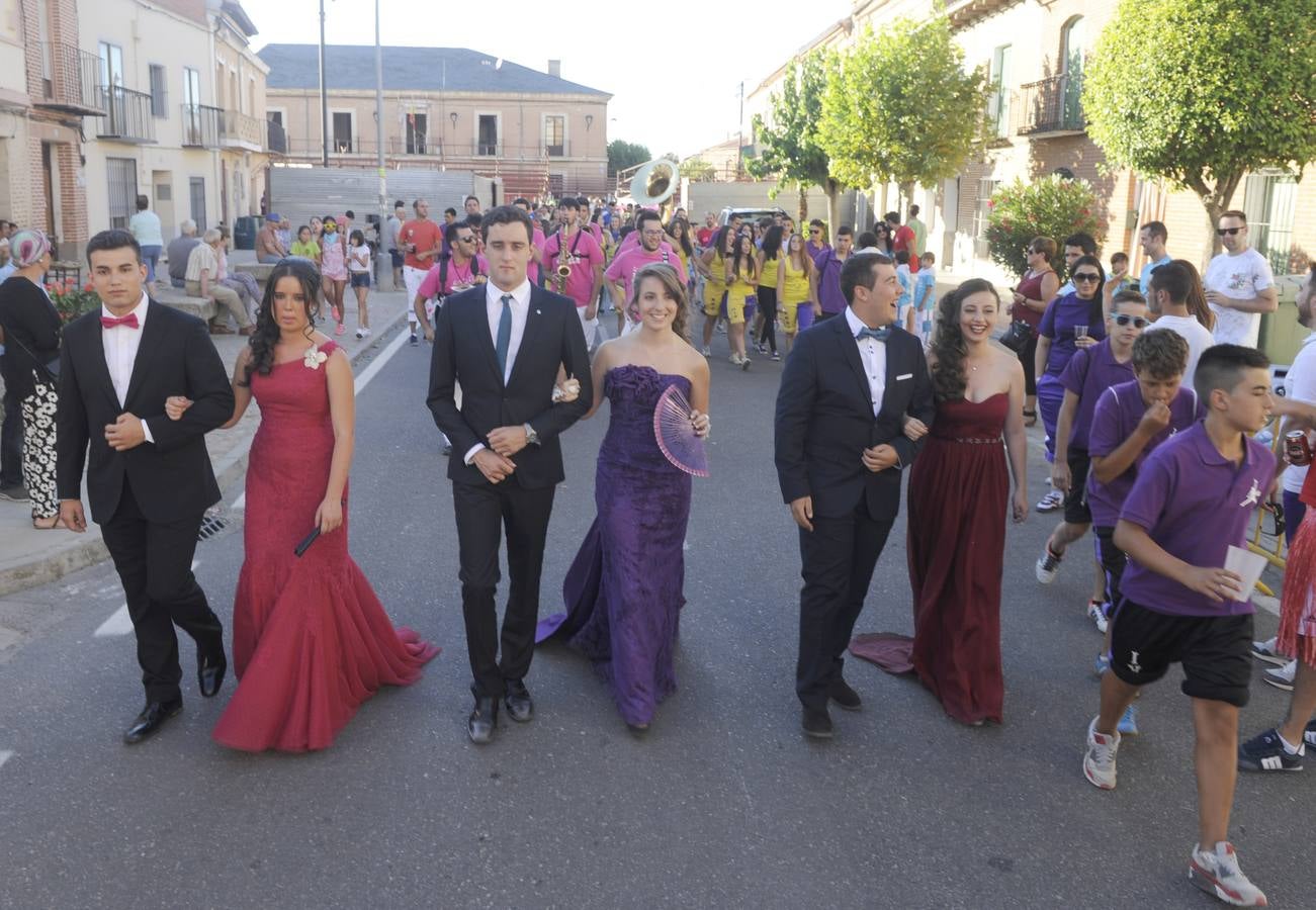 Desfile de peñas en el inicio de las fiestas de La Seca (Valladolid)