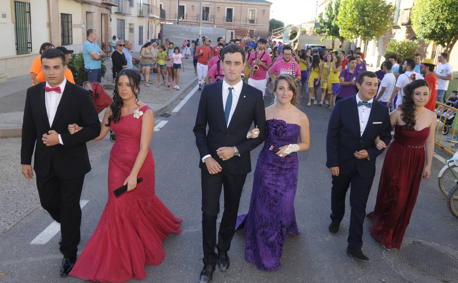 Desfile de peñas en el inicio de las fiestas de La Seca (Valladolid)