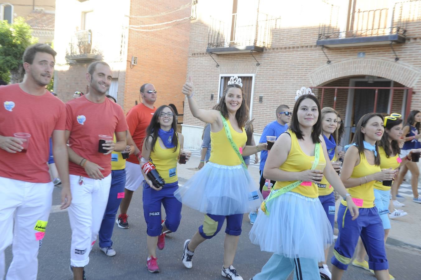 Desfile de peñas en el inicio de las fiestas de La Seca (Valladolid)