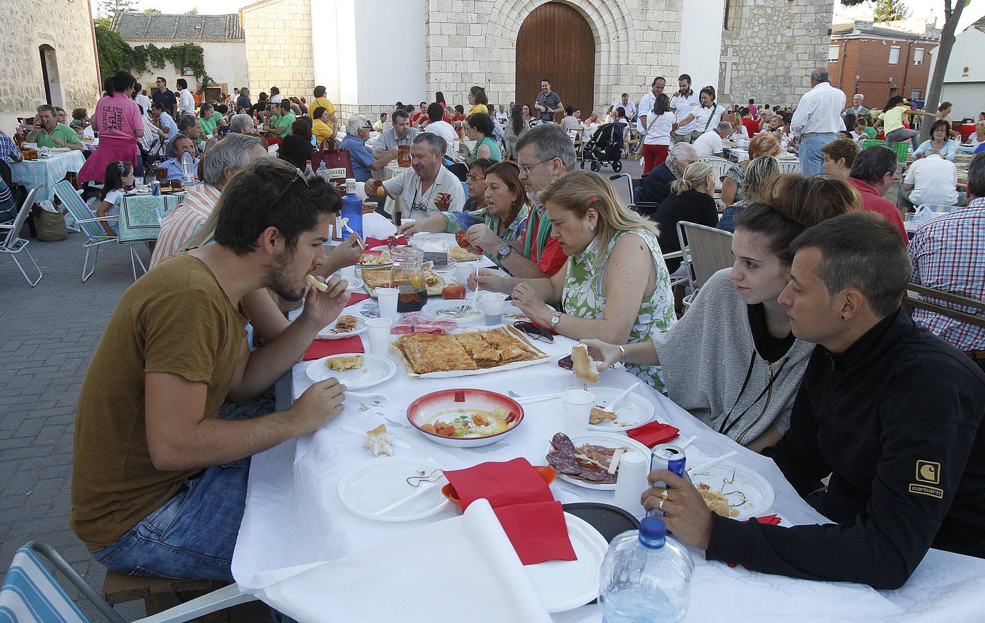Quintanilla de Onésimo. Merienda popular en la Plaza Mayor.