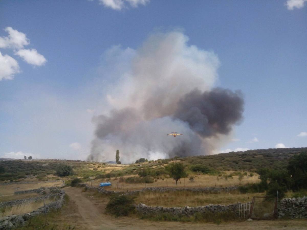 Labores de extinción del incendio declarado en Candeleda (Ávila)