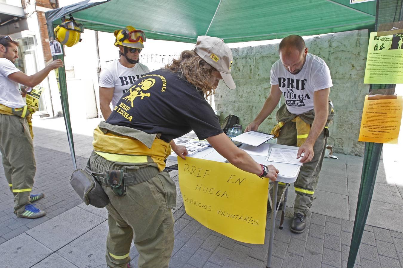 Brigadistas forestales recogen firmas en la calle Santiago de Valladolid