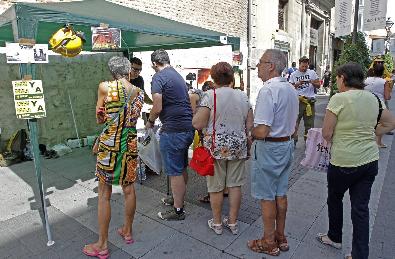 Brigadistas forestales recogen firmas en la calle Santiago de Valladolid