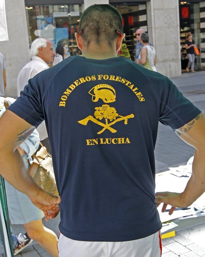 Brigadistas forestales recogen firmas en la calle Santiago de Valladolid