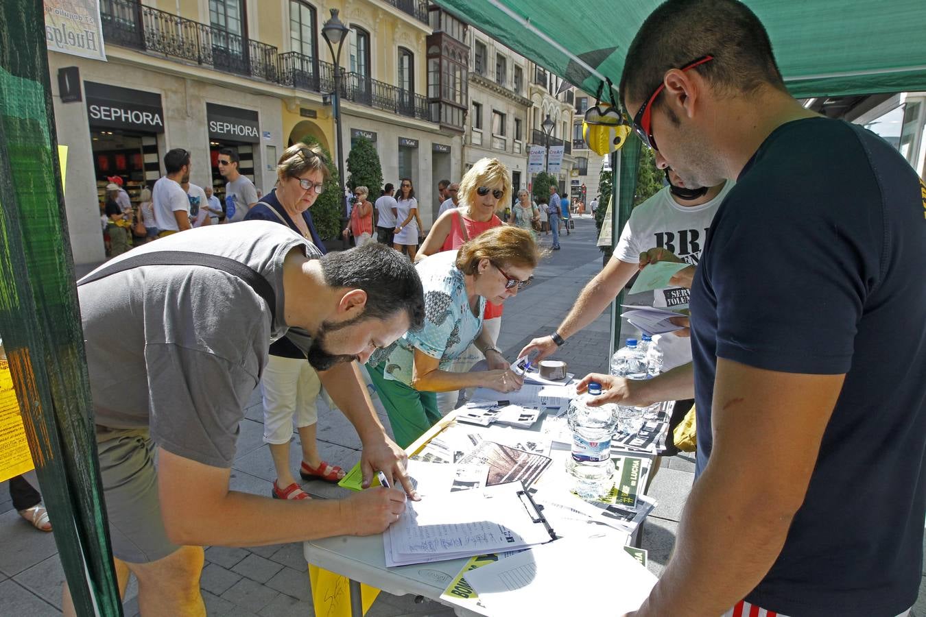 Brigadistas forestales recogen firmas en la calle Santiago de Valladolid
