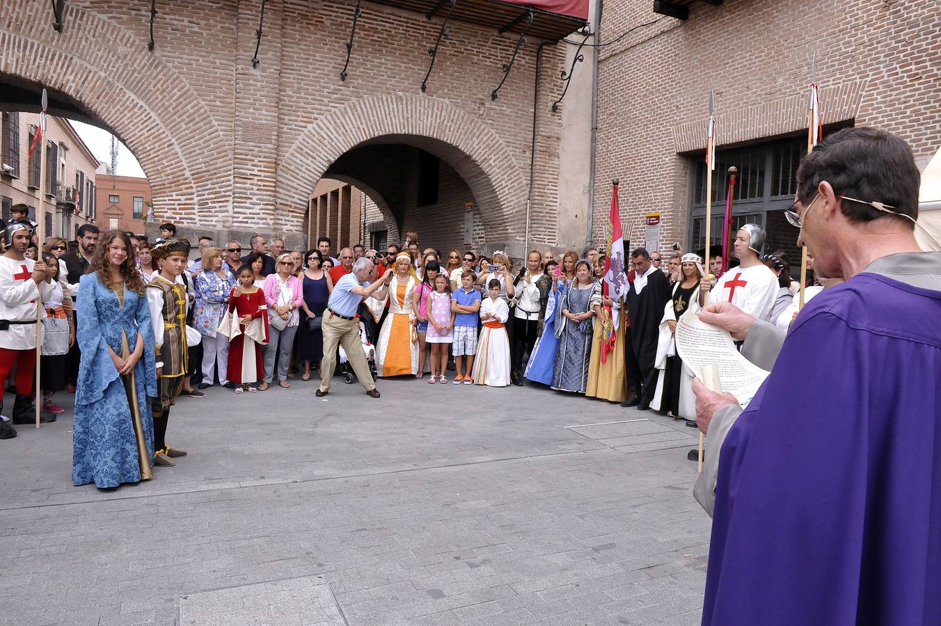 Recreación de la entrada en Medina de la reina (niña) Isabel la Católica y su hermano Alfonso