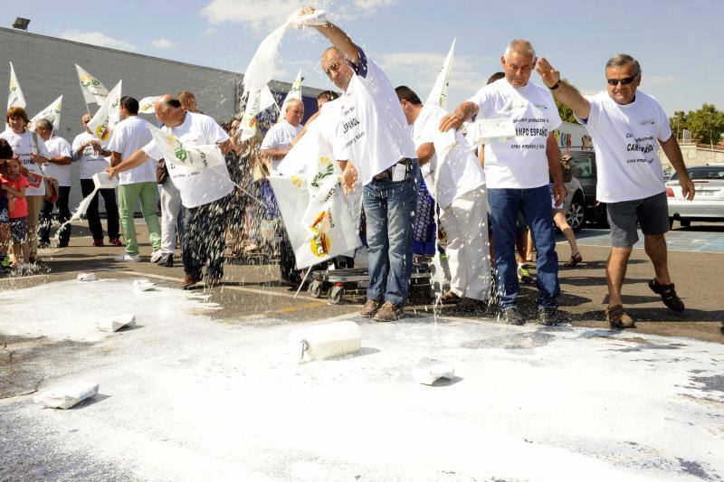 Protesta de Upa en Carrefour en contra de los lácteos franceses