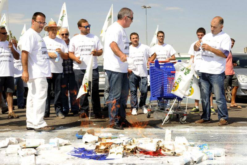 Protesta de Upa en Carrefour en contra de los lácteos franceses