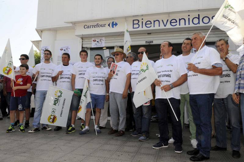 Protesta de Upa en Carrefour en contra de los lácteos franceses