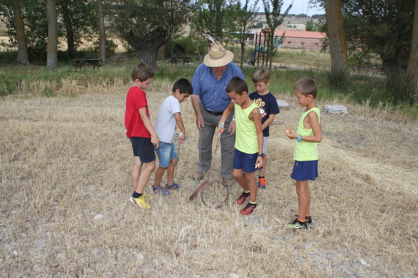 Taller de elaboración de adobes y juegos del ayer en la Semana Cultural de Cevico Navero (Palencia)