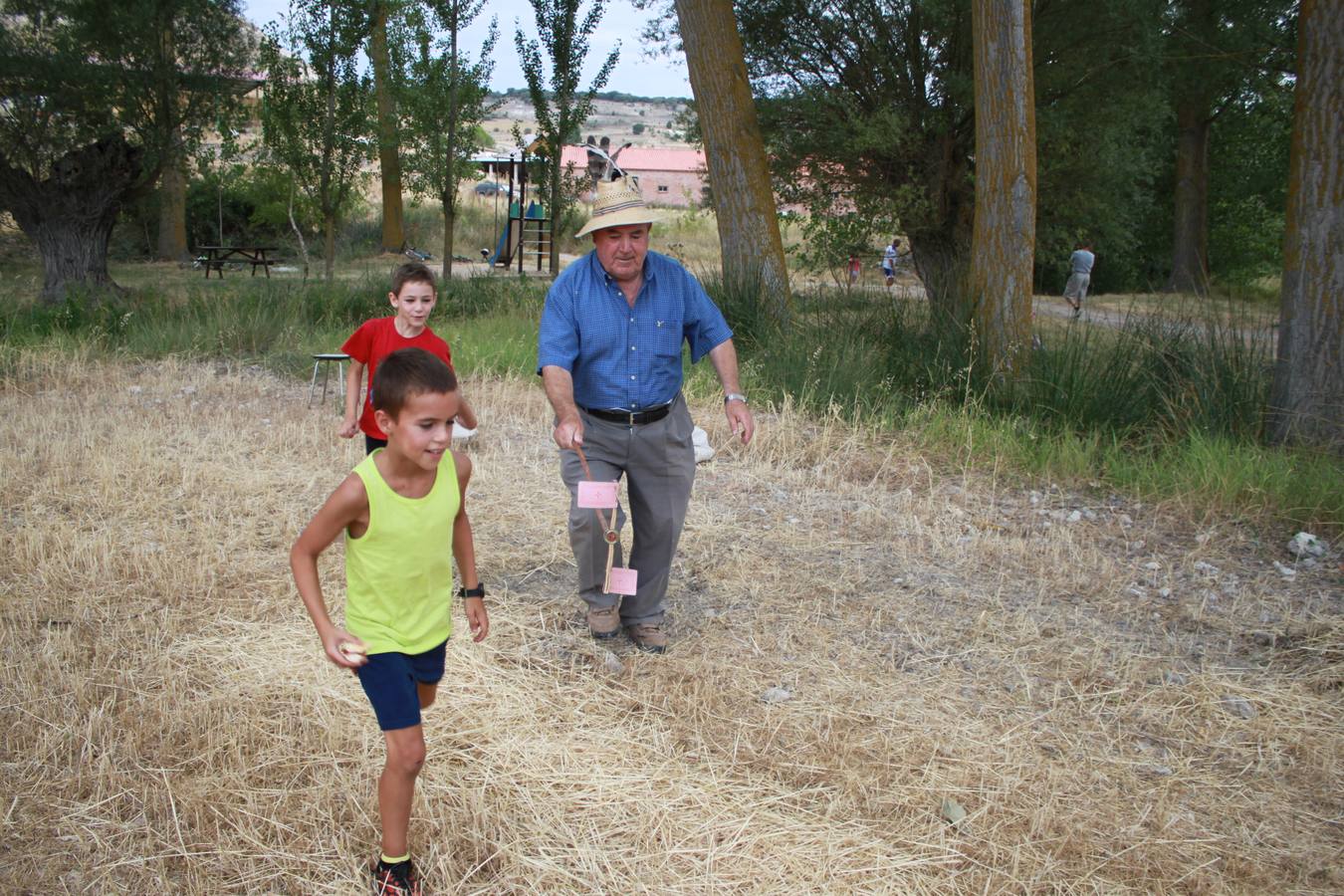 Taller de elaboración de adobes y juegos del ayer en la Semana Cultural de Cevico Navero (Palencia)