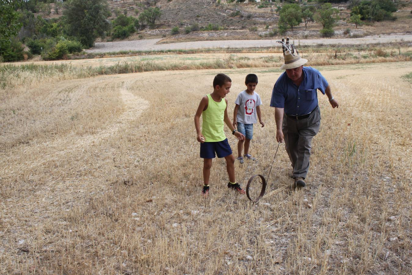 Taller de elaboración de adobes y juegos del ayer en la Semana Cultural de Cevico Navero (Palencia)