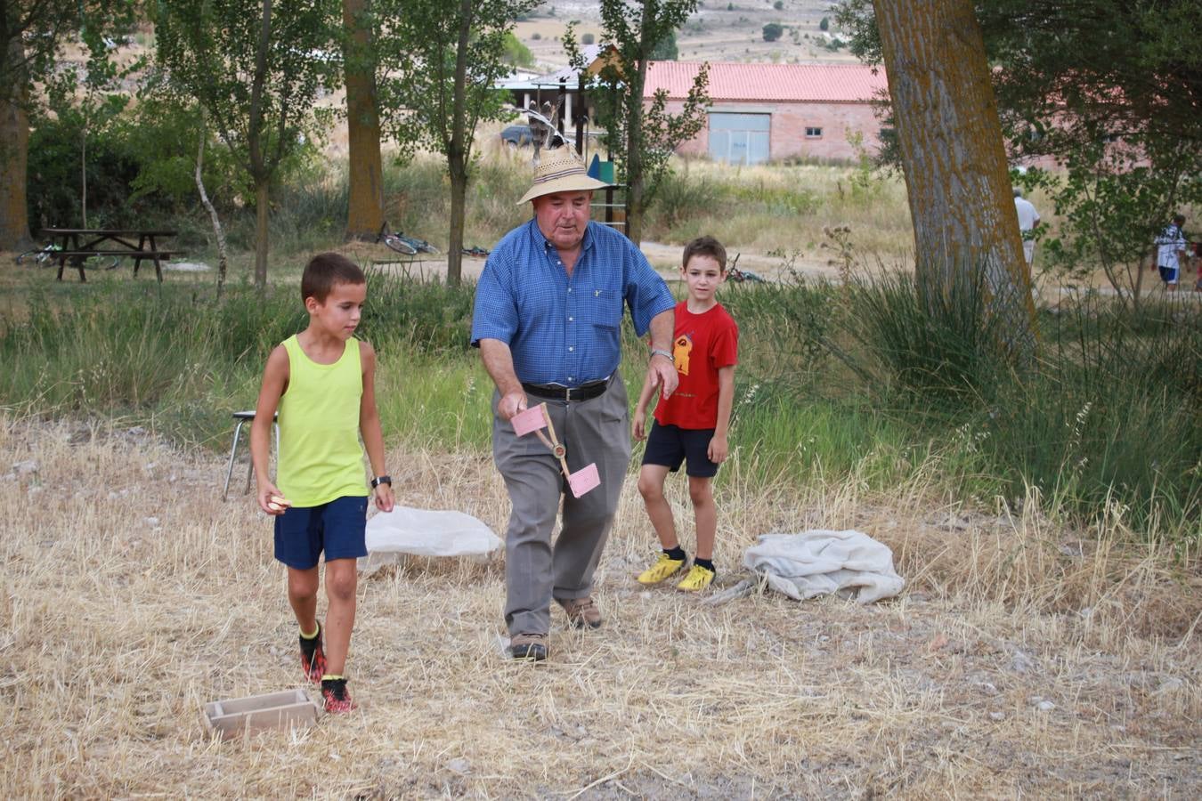 Taller de elaboración de adobes y juegos del ayer en la Semana Cultural de Cevico Navero (Palencia)