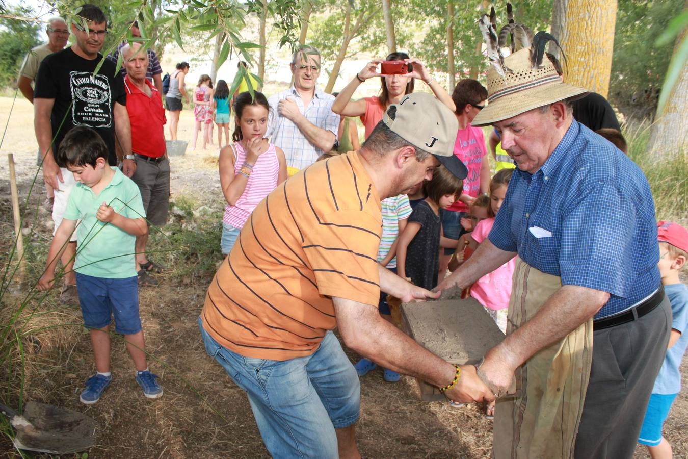 Taller de elaboración de adobes y juegos del ayer en la Semana Cultural de Cevico Navero (Palencia)