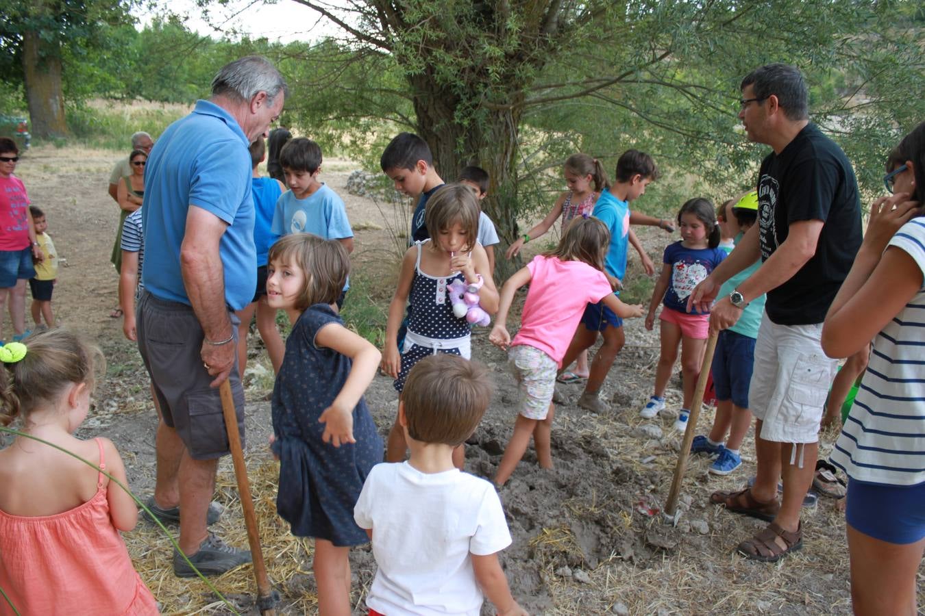 Taller de elaboración de adobes y juegos del ayer en la Semana Cultural de Cevico Navero (Palencia)