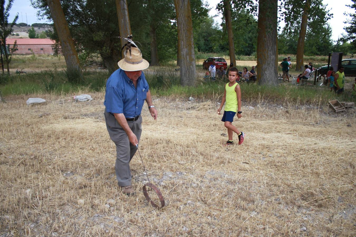Taller de elaboración de adobes y juegos del ayer en la Semana Cultural de Cevico Navero (Palencia)