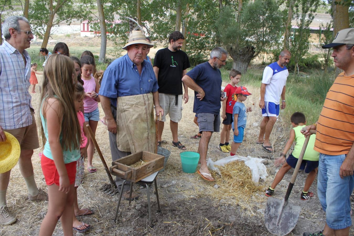 Taller de elaboración de adobes y juegos del ayer en la Semana Cultural de Cevico Navero (Palencia)