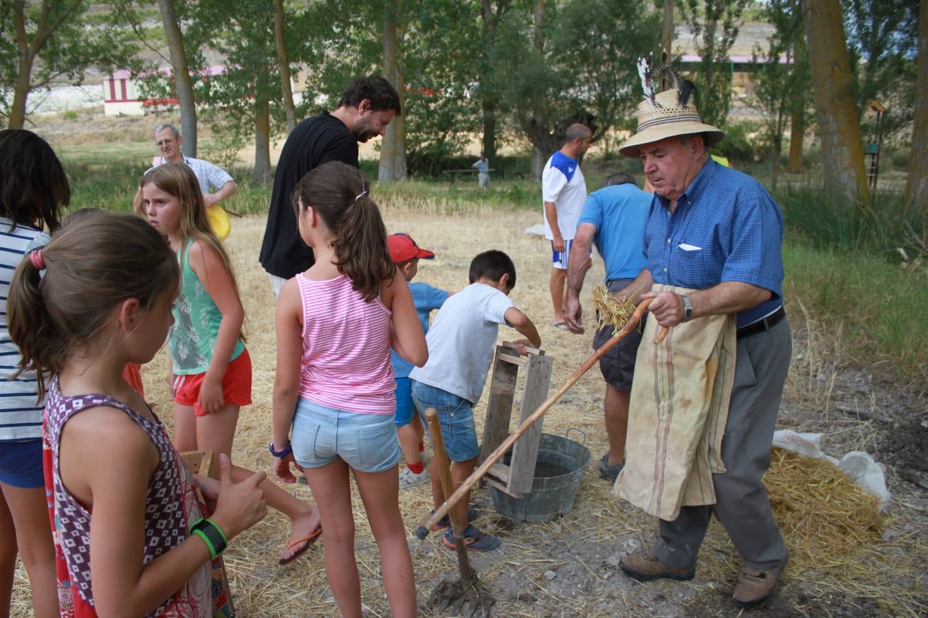 Taller de elaboración de adobes y juegos del ayer en la Semana Cultural de Cevico Navero (Palencia)